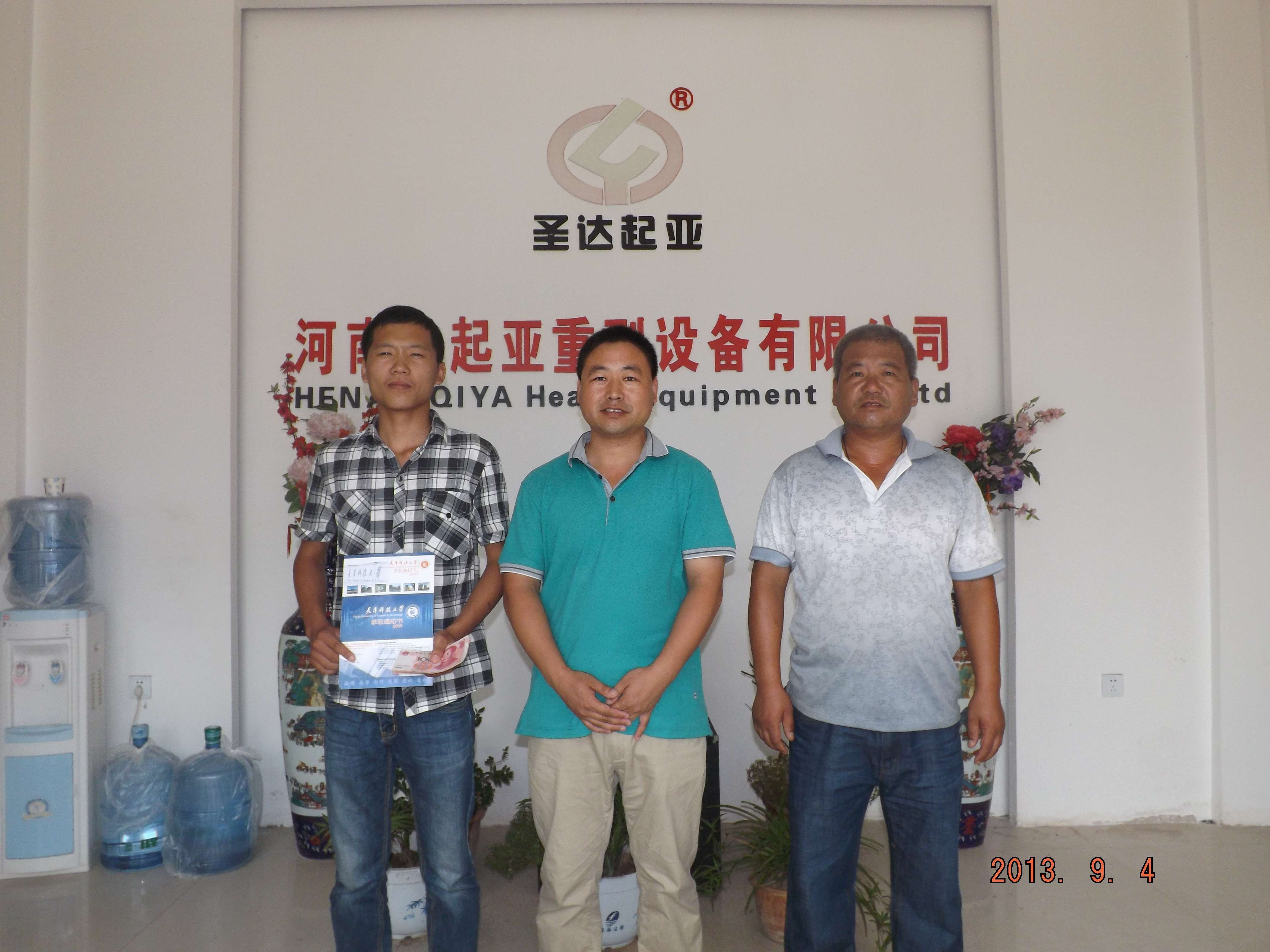 公司總經理趙鋒捐資助學，資助大學生新生上學